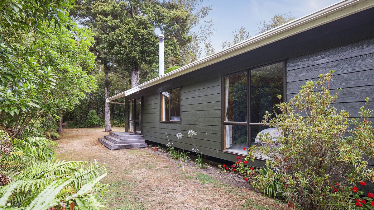 Pukawa Cottage | Puka Lodge (Rear dwelling) - Pukawa Bay Home