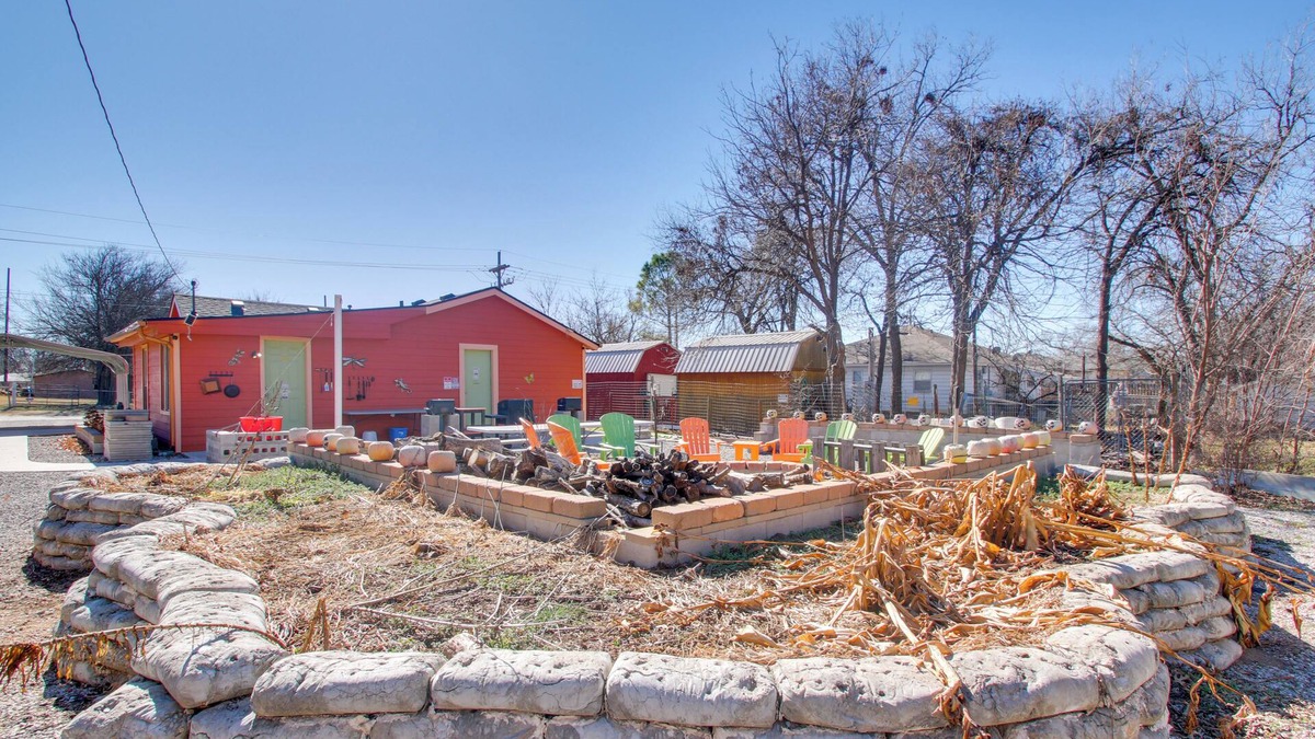Lawton Cottage | ‘Pumpkin Cottage’ w/Fire Pit & Grills in Lawton
