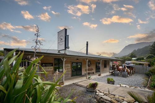 Punakaiki Hotel | Punakaiki Rocks Hotel & Garden Bar