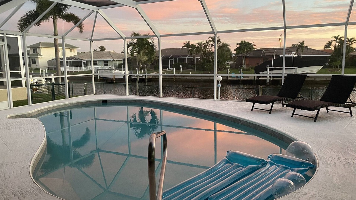 Punta Gorda House | Punta Gordas Capri Isles Court Castle with Three KING Beds and 3 Thrones