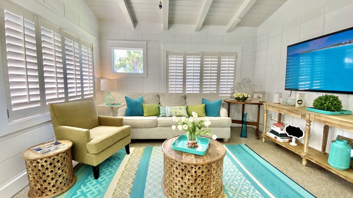 Laguna Beach Estates House | Pup Friendly Cottage~Just Remodeled ~4 Doors to the Beach! ~ August 20-23 Only $498!