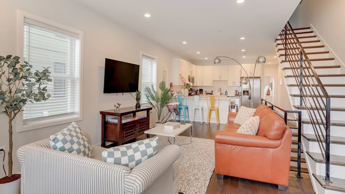 Near Northeast Condo | "Pura Vida" Fabulous 4 Bed Home near H St & Union Market