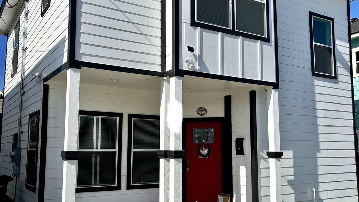 Eastside Promise Neighborhood House | Pura Vida Home 🏡 1.2 miles from AT&T center and less then 3 miles from Downtown!