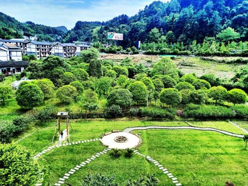 Wulingyuan Hotel | Pure House-Free Shuttle Service to South Gate of the Forest Park,Attraction Tickets Serivce in advance,A spacious 2,000-square-meter garden,Featured Resturant , Mount View, Nature and Tranquility