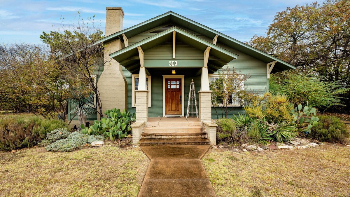 Granbury House | Pure Joy - Cozy Bungalow Downtown Granbury