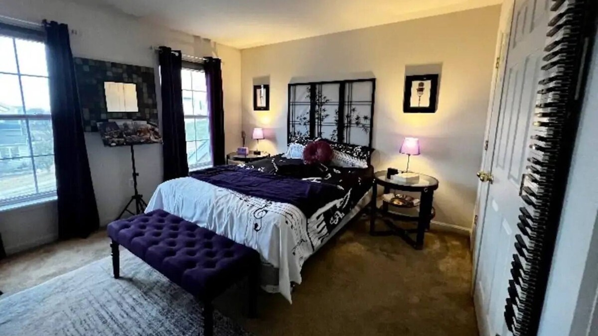 Boonsboro Apartment | Purple Rain Room @ Music House.