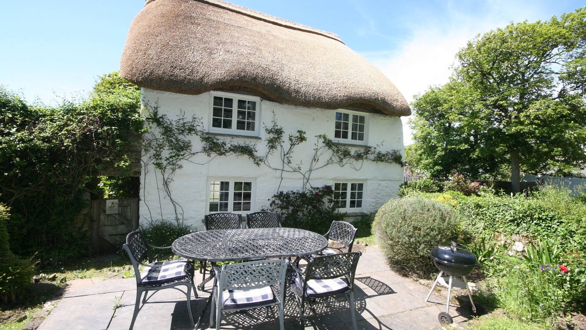 Putsborough Cottage | Putsborough Manor Cottage (4 + Cot) Dogs Tennis Beach Jacuzzi Smart TV wifi