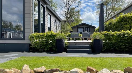 Earnewald Apartment | PUUR Eernewoude luxe chalet direct aan open vaarwater gelegen in de Alde Feanen
