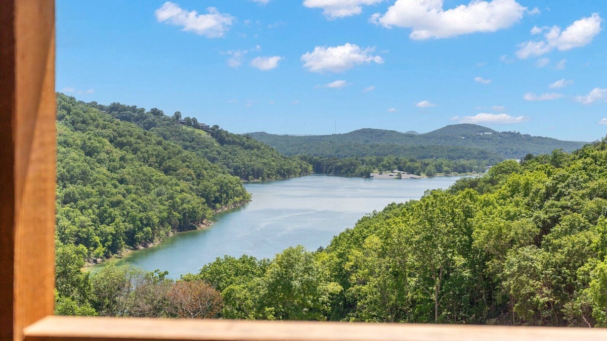Kimberling City House | Pvt Hot Tub, Cmty Amenities, Indoor & Outdoor Pools, Table Rock Views, Free Tickets