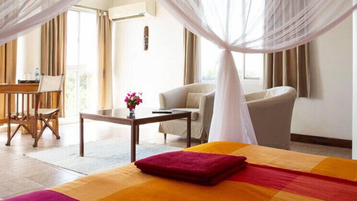 Oyster Bay House | Q-Bar & Guest House