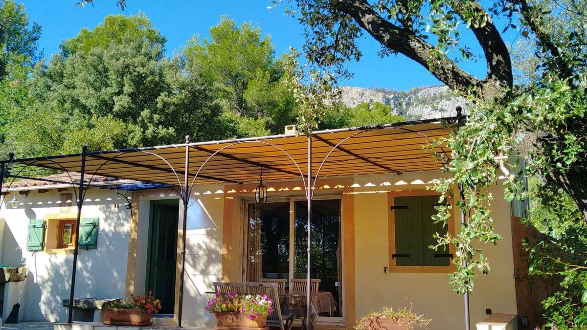 Saint-Hippolyte-le-Graveyron Cottage | Quiet Mazet Provençal