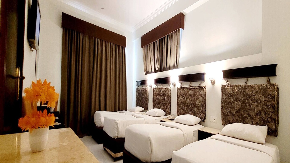 Al Muraqqabat House | Quadruple Room With Swimming Pool With Free Parking in 3 Star Hotel