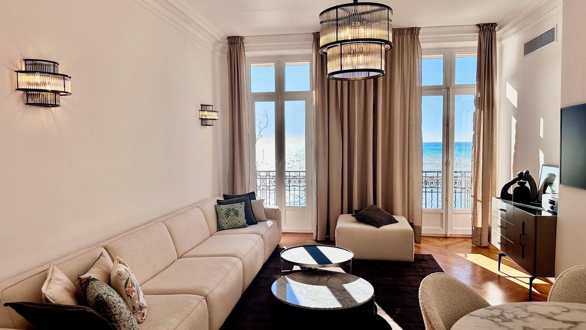 Nice City Centre Apartment | QUAI PROMENADE VIEW : Balcony with breathtaking view