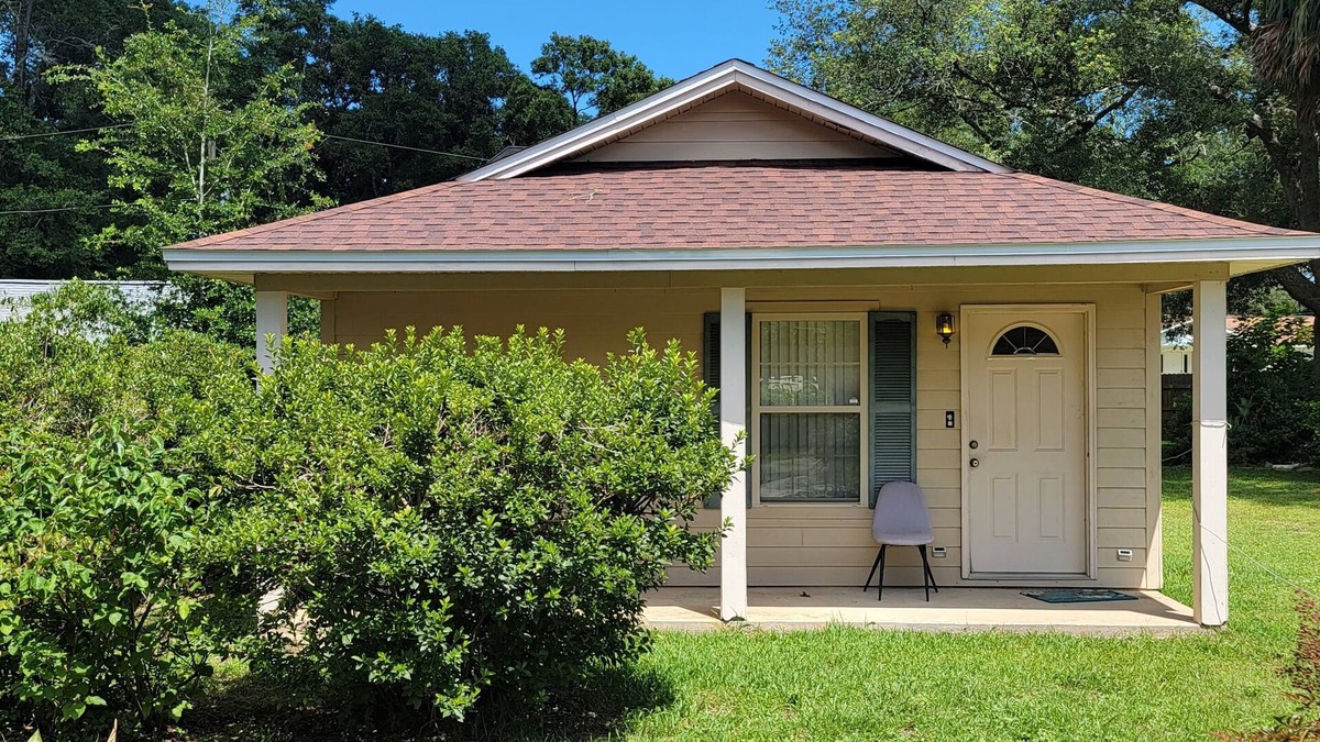 Myrtle Grove Cottage | Quaint 1b1b Bungalow - Pensacola day trip to beaches near Navy Base