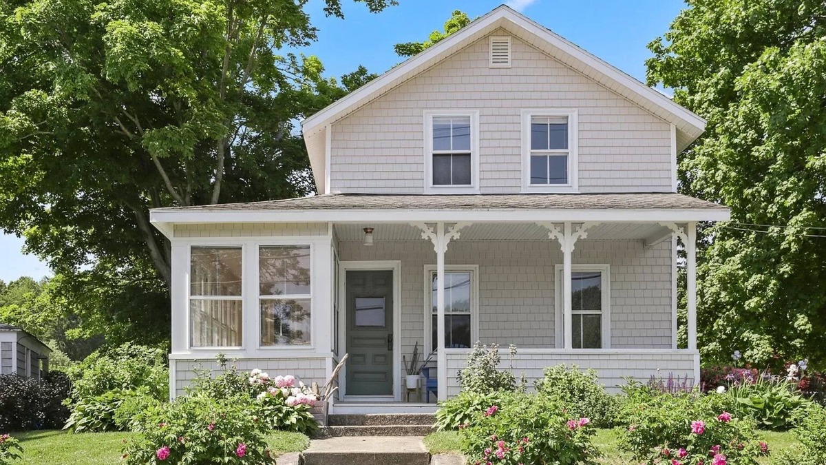 Pawcatuck House | Quaint 2 Bedroom 1900s Cottage with Water Views of Wequetequock Cove