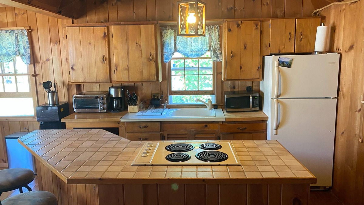 North Lake George Cottage | Quaint 2 Bedroom Cottage on Lake George