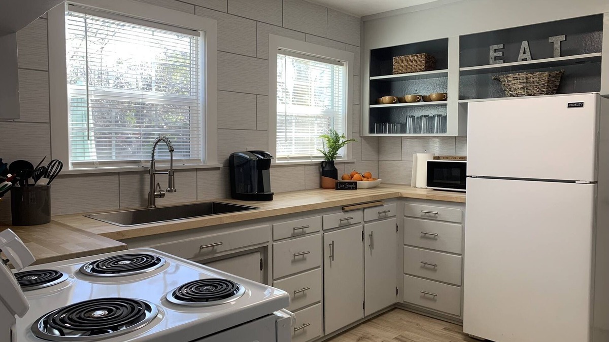 Cloverdale Apartment | Quaint 2 Bedroom Flat Downtown