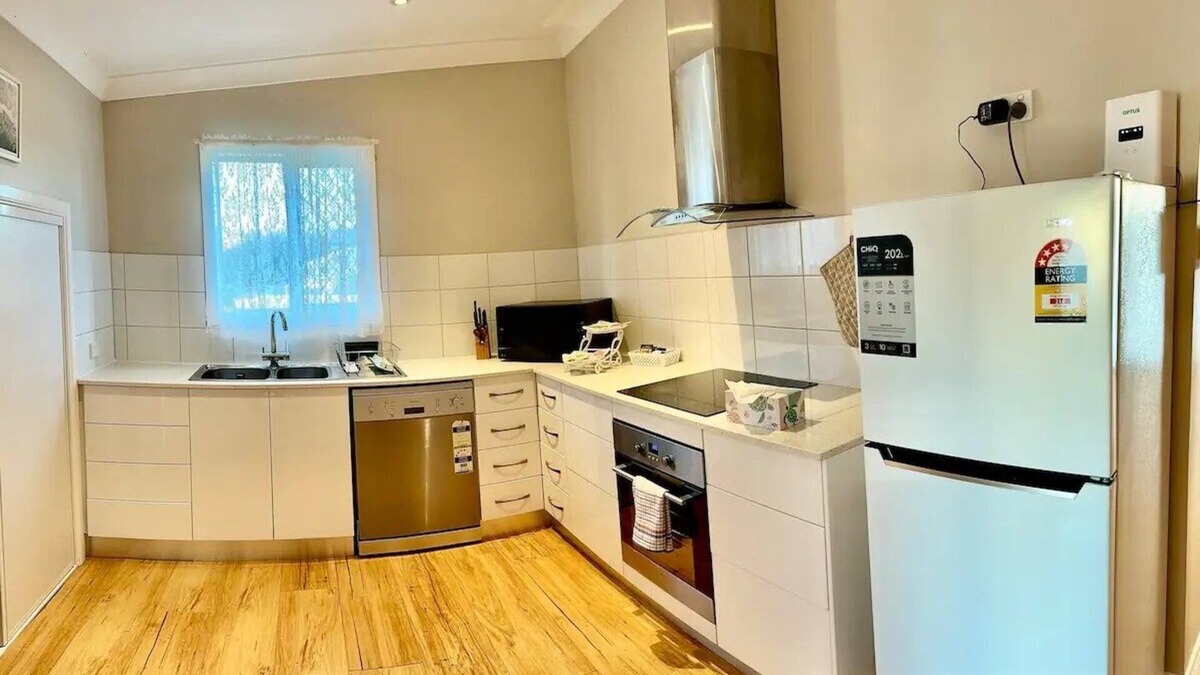 Warwick Cottage | Quaint 2 bedroom fully furnished Cottage