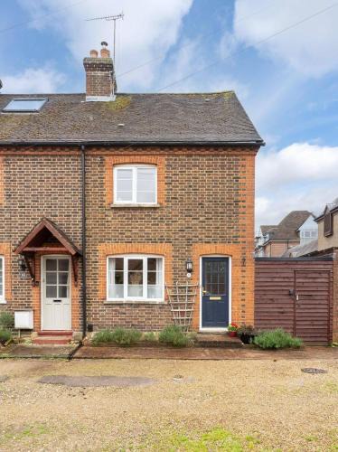 Dorking House | Quaint 3 bed Cottage in central Dorking with parking