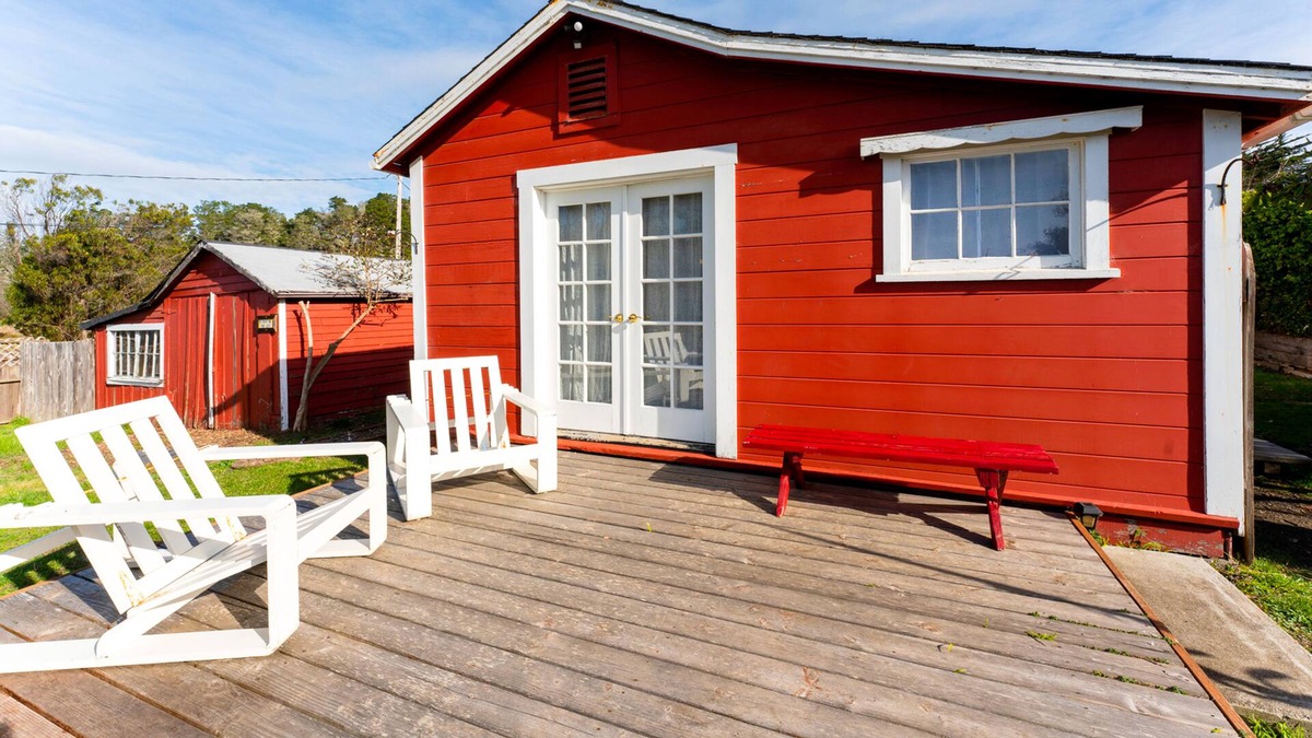 Caspar House | Quaint & adorable home near the beach with patio, grill, wood stove & hammock