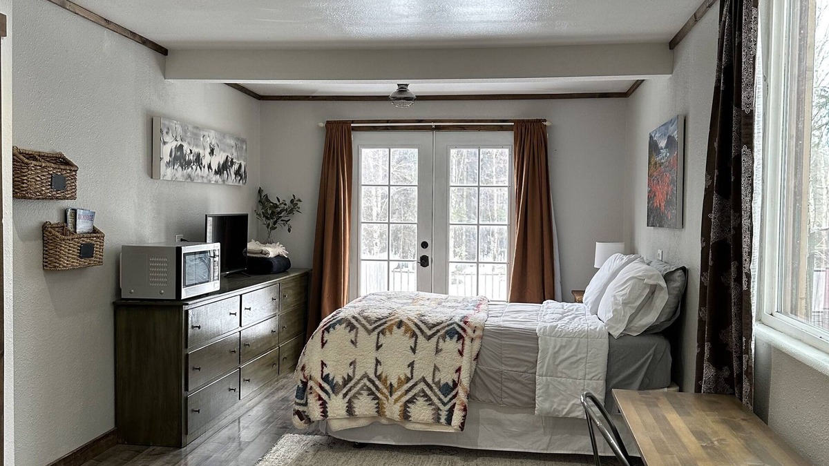 Taku - Campbell House | Quaint apartment steps from Campbell Creek Trail