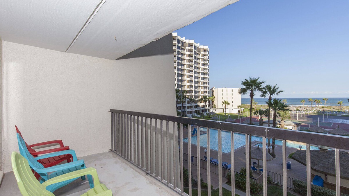 South Padre Island Condo | Quaint Beachfront Condo with Resort Pools, Hot Tubs, Tennis Courts & More! Dog-Friendly!