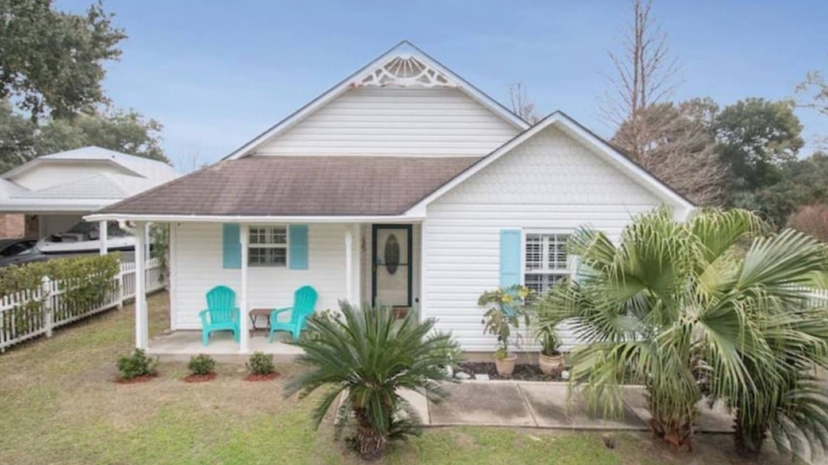 Gulfport Cottage | Quaint Coastal Oasis with a 5-min walk to the beautiful Mississippi Gulf Coast !