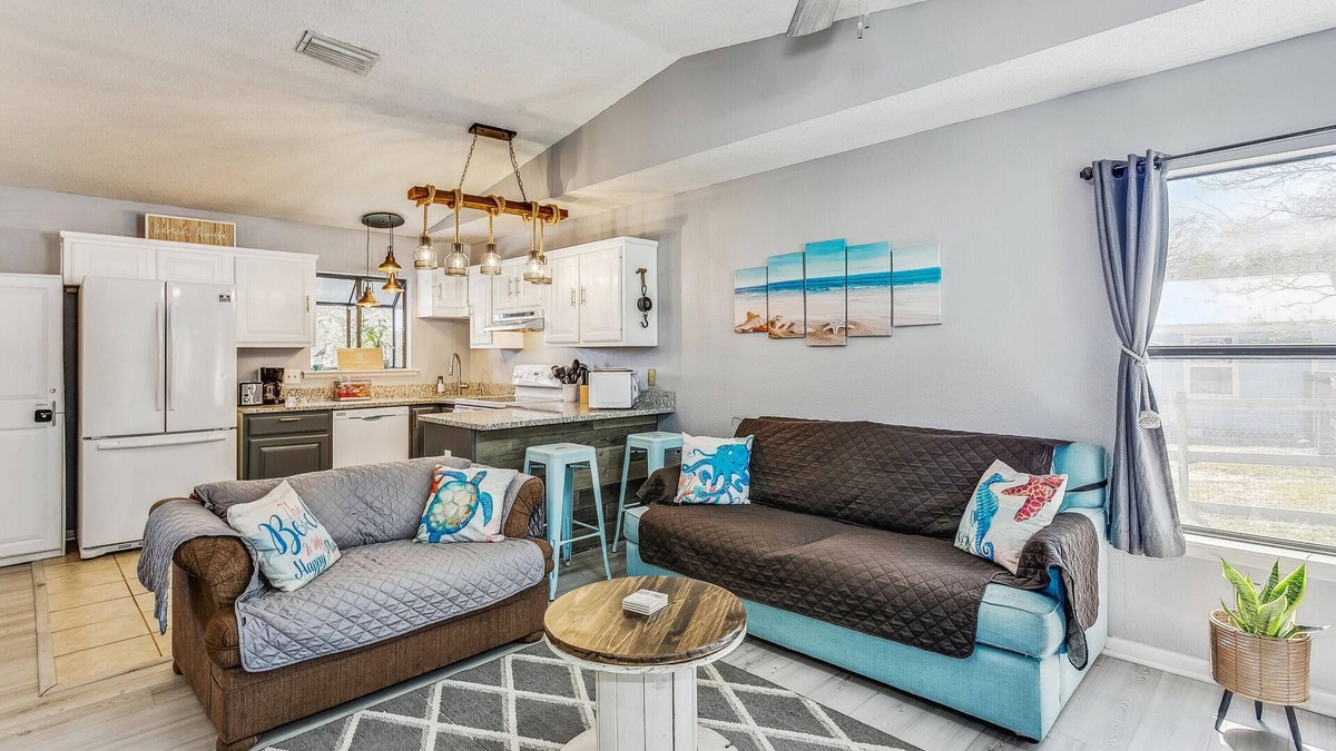 Perdido Beach House | Quaint Cottage by the Bay - Boat Launch 1 Street Over