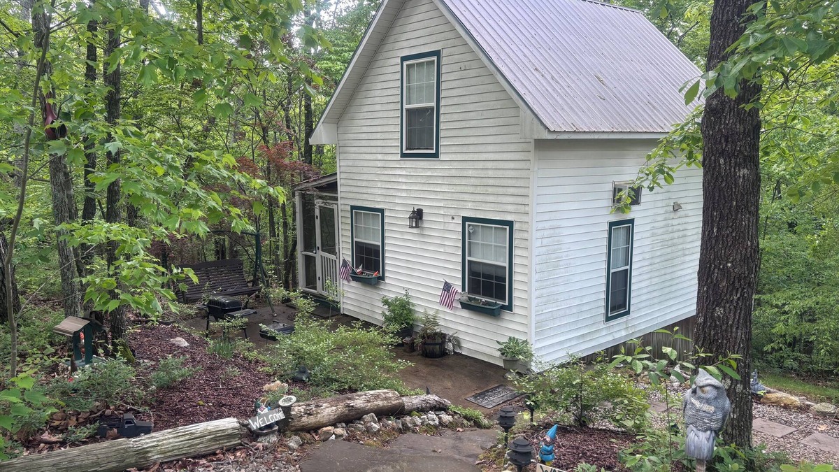 Cedar Bluff Cottage | Quaint Cottage Getaway