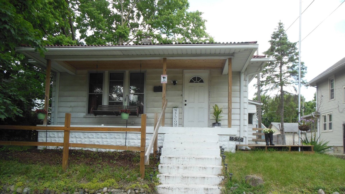 Indianapolis Cottage | Quaint cottage home in scenic Riverside area in heart of Indianapolis