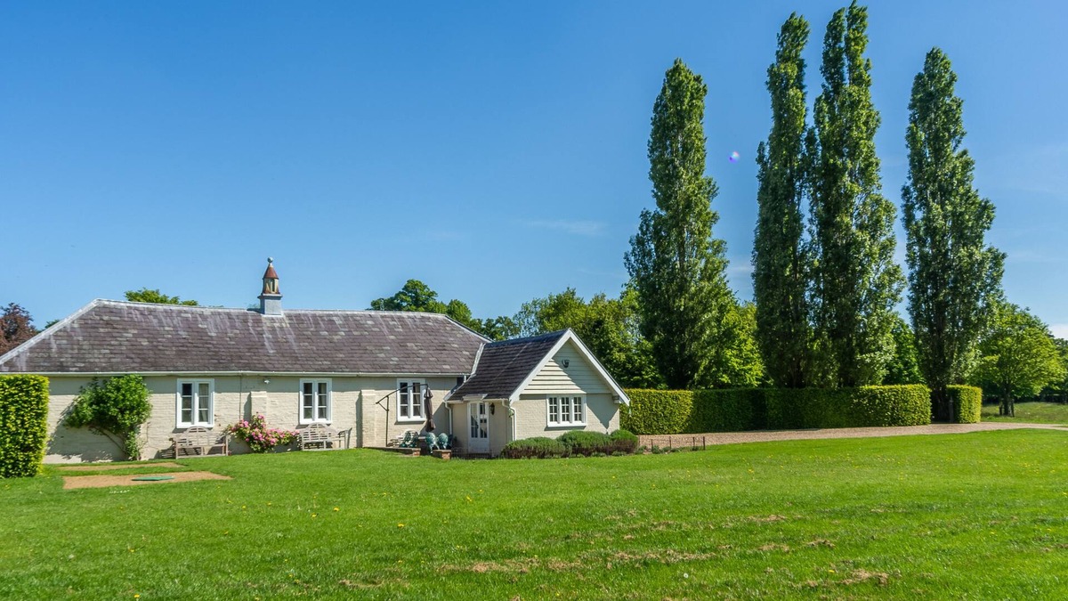 Higham House | Quaint cottage in the middle of a large beautiful private park - Barhams Cartlodge
