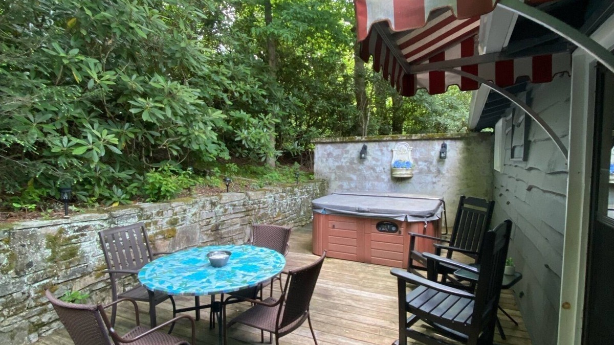 Blowing Rock Cottage | quaint cottage w/hotub & firepit-2 min -downtown Blowing Rock-pet friendly