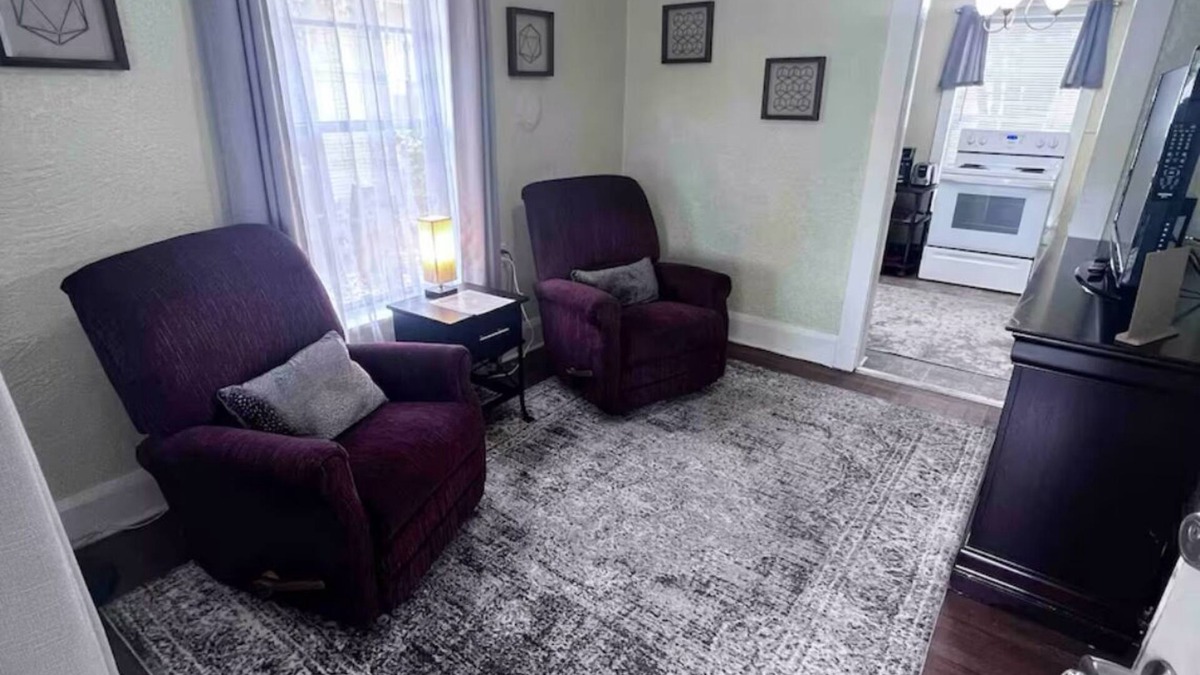 Dixieland Cottage | Quaint cottage with AC in charming Dixieland