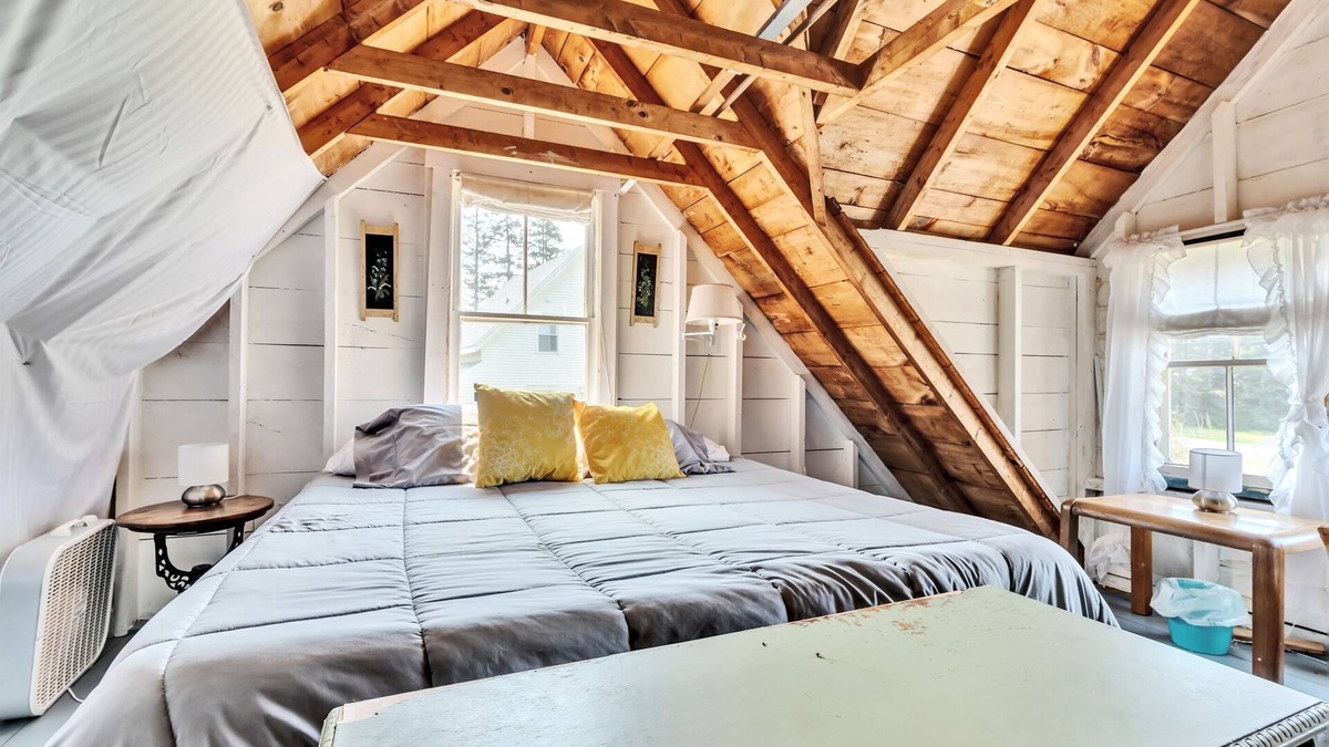 Martinsville Cottage | Quaint cottage with the charm & tranquility one looks for on the Coast of Maine