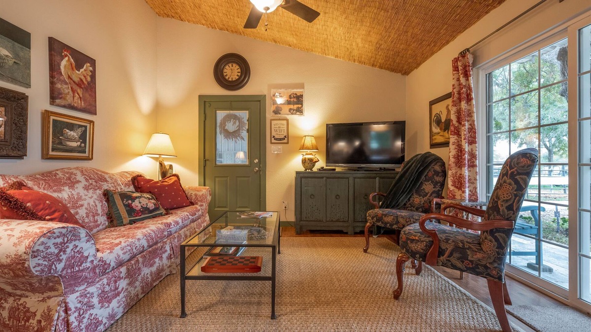 Dennis Cottage | Quaint Countryside Casita: 45 Mi to Ft. Worth