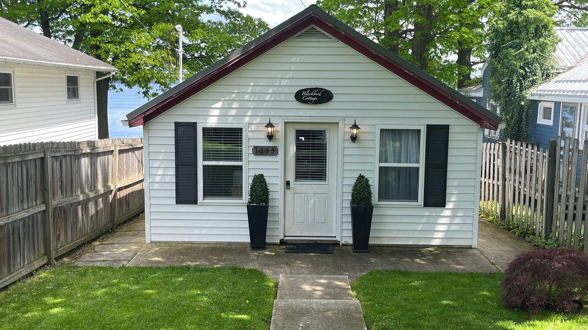Dresden House | Quaint, cozy Blackbird Cottage on Seneca Lake with private lakefront