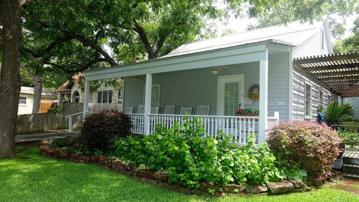 New Braunfels Cottage | Quaint Cozy Cottage, walking distance to downtown, Comal River & Schlitterbahn