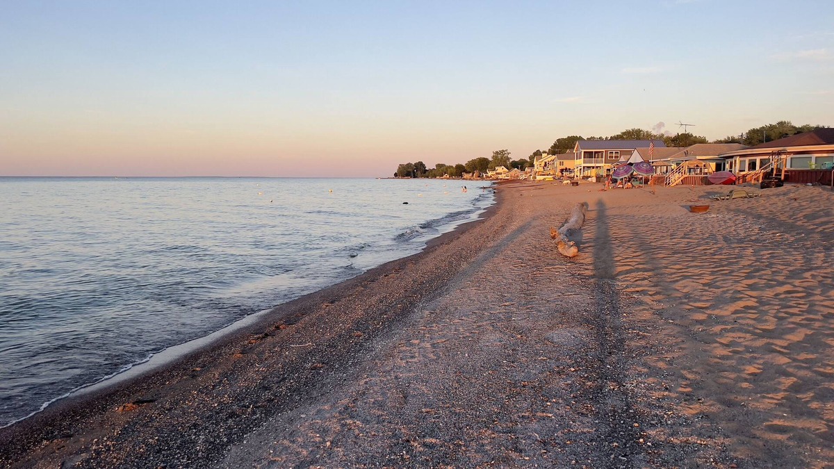 Oak Harbor Cottage | Quaint, Cozy Cottage- A 3 Minute Walk to the Beach!