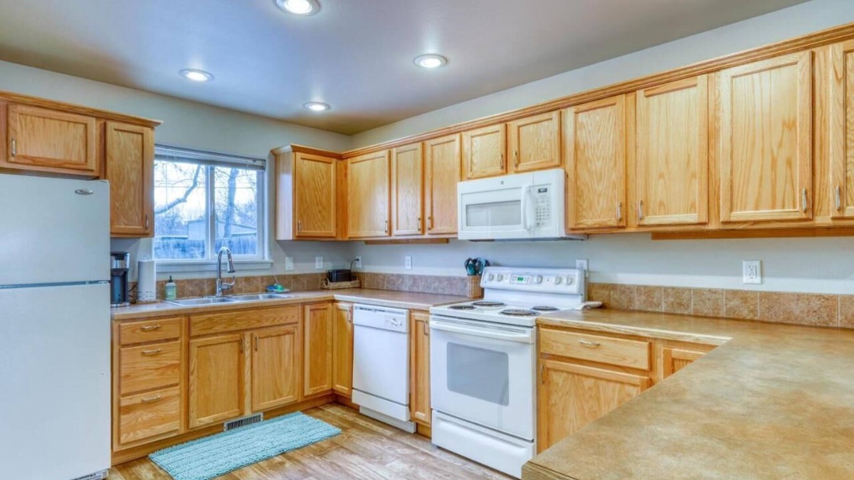 Veterans Park House | Quaint craftsman home across from park and river!