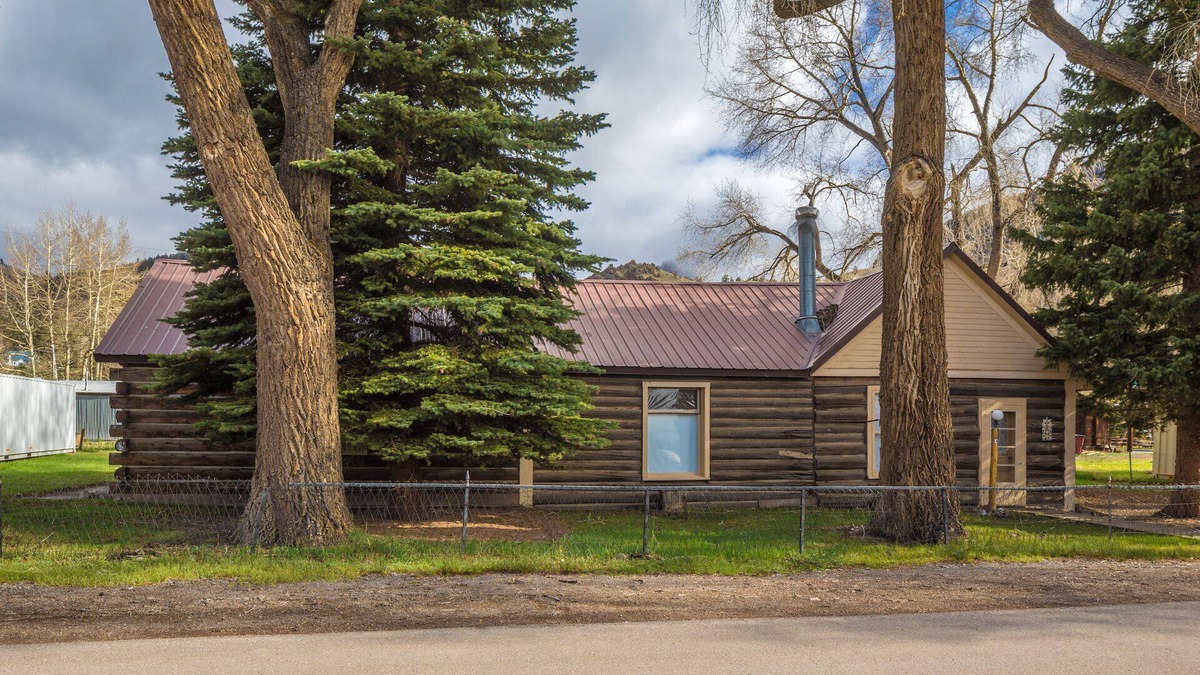 Creede House | Quaint Historic Family Friendly Home - In Heart of Creede