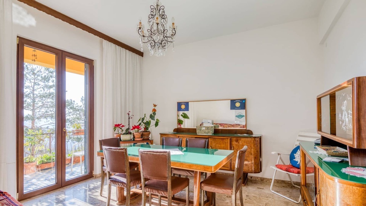 Erli House | Quaint Holiday Home in Erli with Balcony