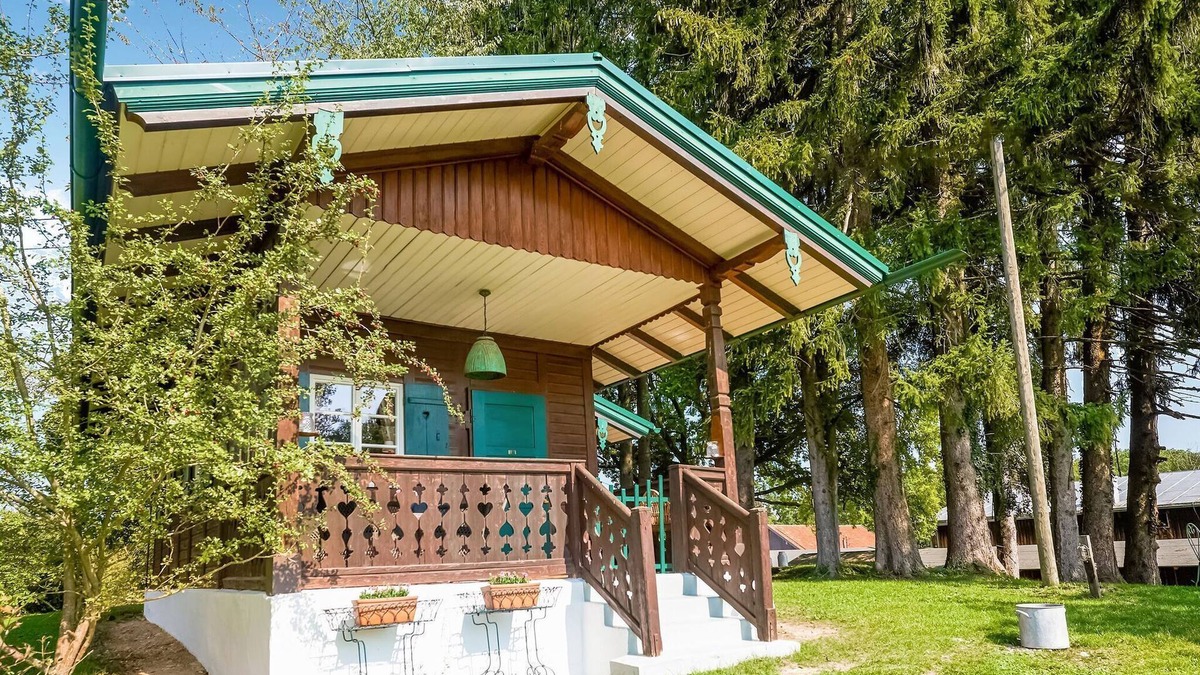 Pahl House | Quaint holiday home with fireplace and terrace