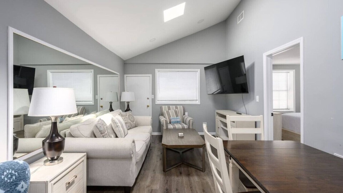 Tybee Island House | Quaint Home 2BR 1 BA Shared Pool