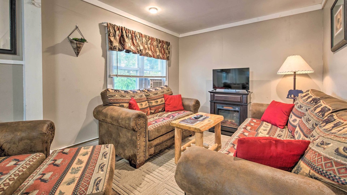 Carbondale House | Quaint Home w/ Lake Views < 10 Mi to Elk Mtn!