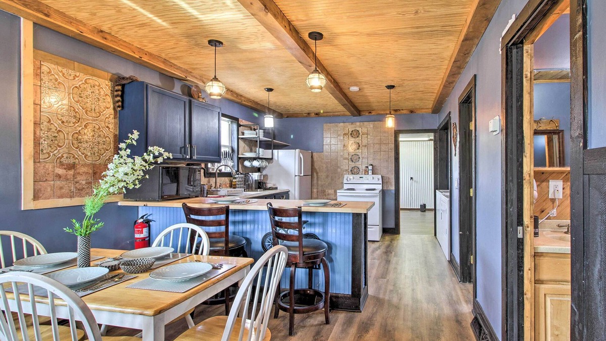 Riverton Cottage | Quaint Ironton Getaway w/Fire Pit, Gas Grill!