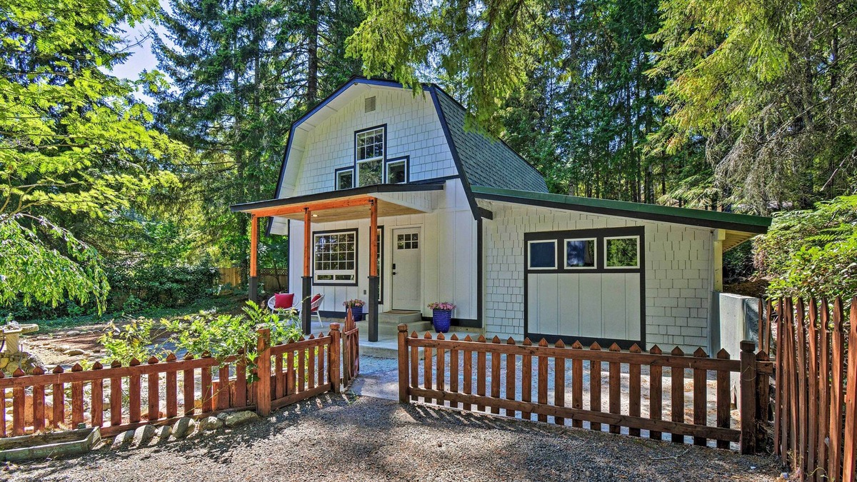 Hoodsport Cottage | Quaint Lake Cushman Cottage w/Private Access!