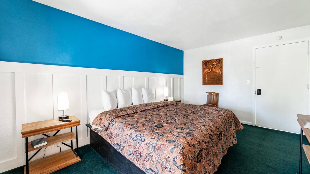Everglades City Hotel | Quaint, Lakeside King Hotel Room with Kitchenette and Balcony