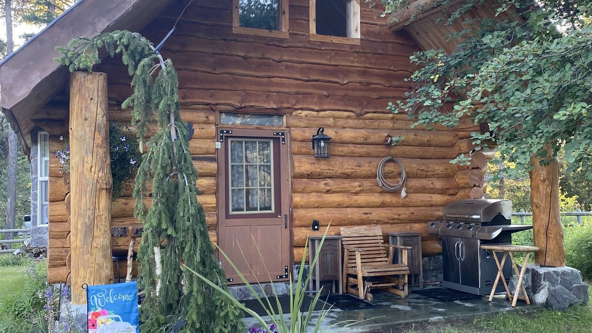 Coram Cabin | Quaint Log Cabin with River View. 7 miles to the entrance of West Glacier