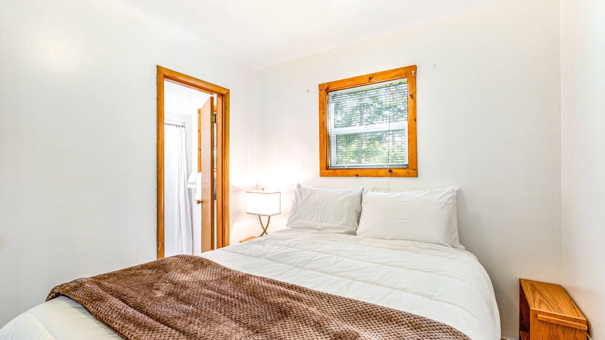 Nahcotta House | Quaint motel suite with kitchenette, golf nearby, and sofa bed