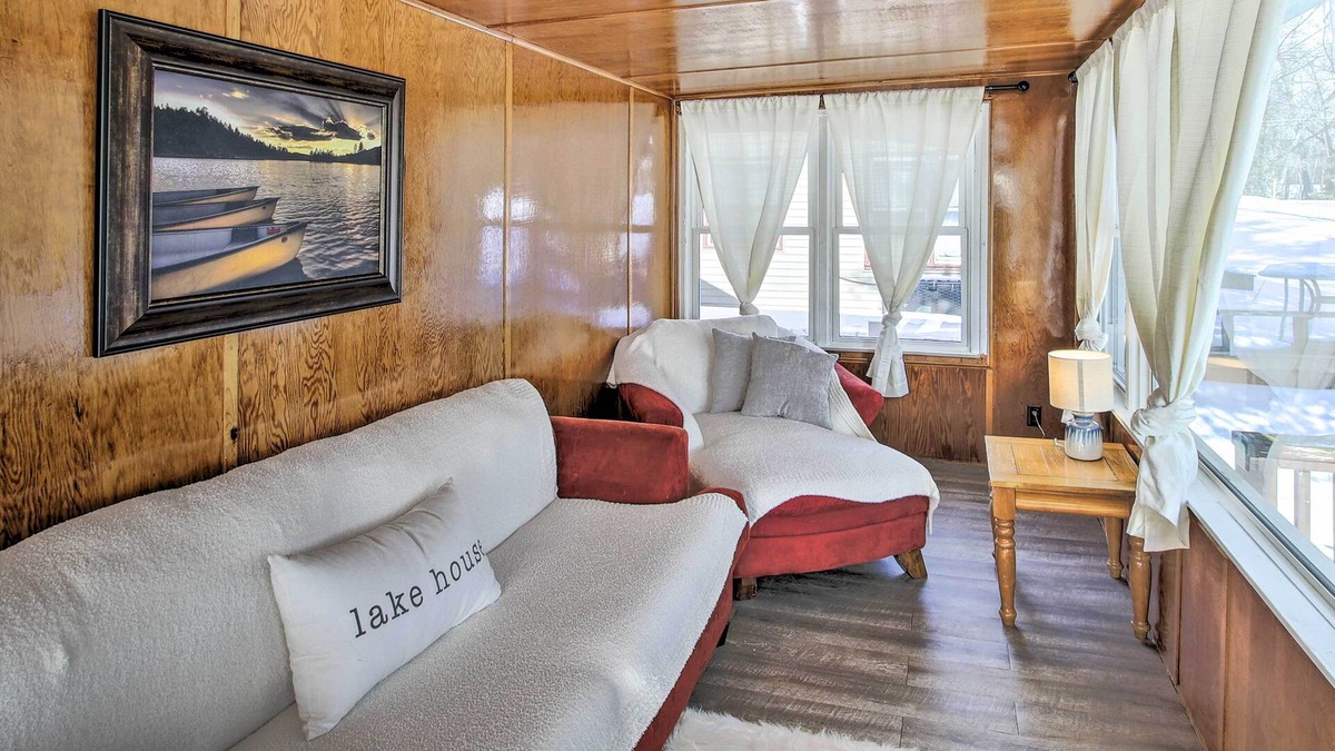 Shawano Cabin | Quaint & Pet-Friendly Cabin on Shawano Lake!